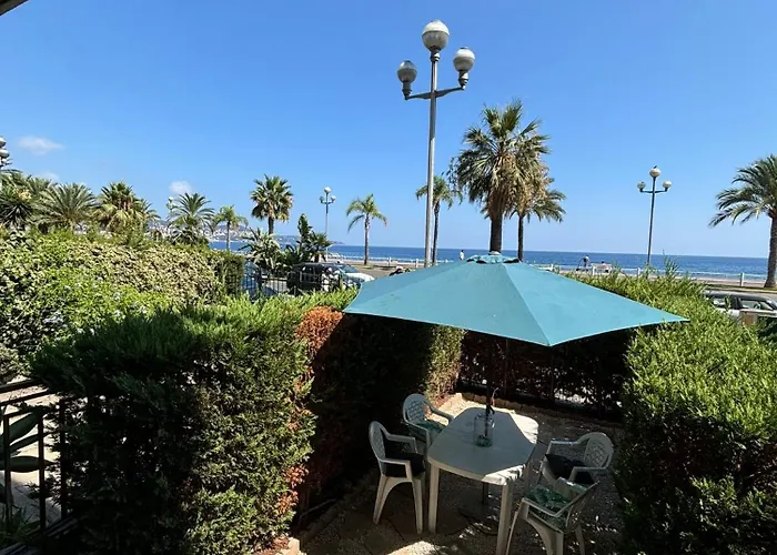Idéal rez-de-jardin face à la Méditerranée